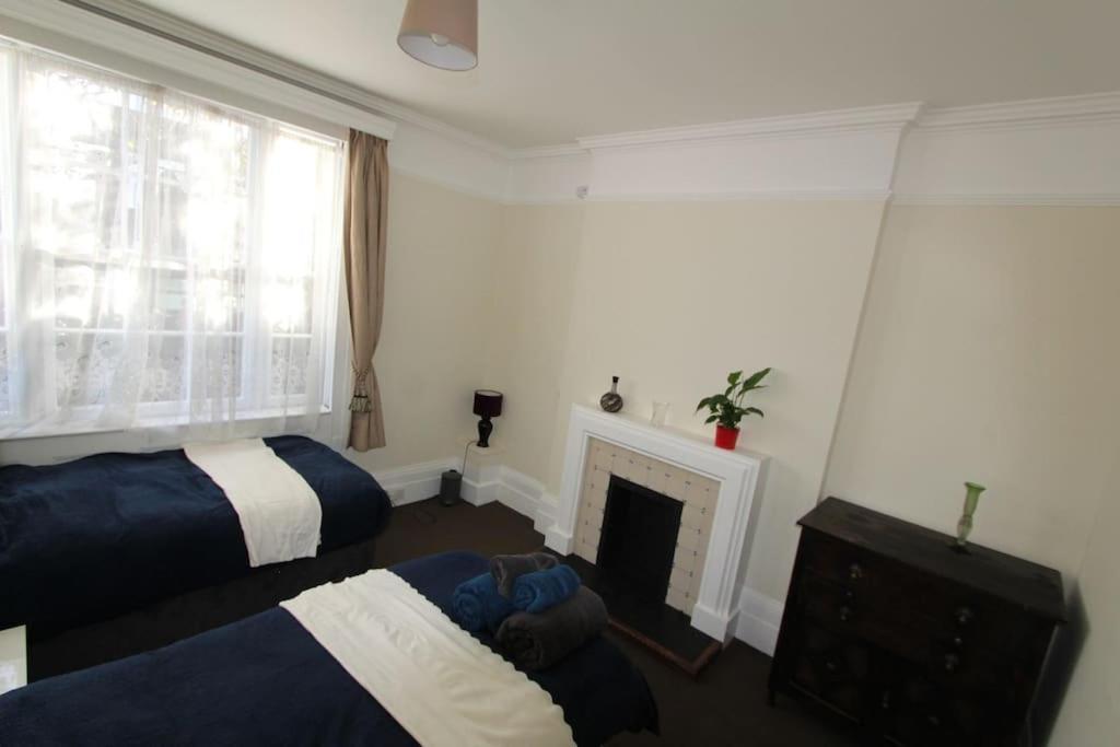 Perfect For Large Family & Friends, Free Parking, Games Villa เรดดิ้ง ภายนอก รูปภาพ